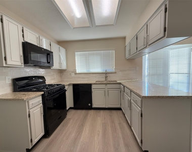 1559 Hillside Elm Street - Photo Thumbnail 10
