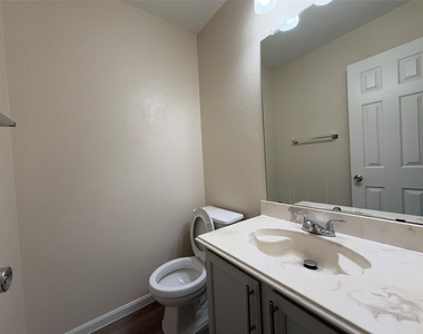 1559 Hillside Elm Street - Photo Thumbnail 15