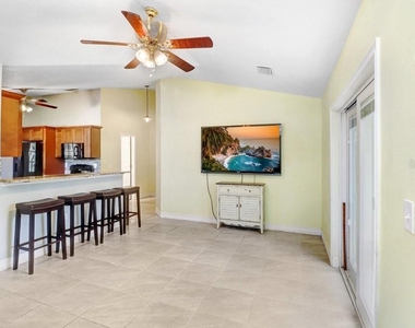1131 Dogwood Avenue - Photo Thumbnail 5