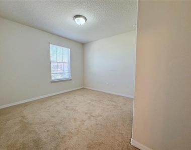 2428 Chateau Loop - Photo Thumbnail 30