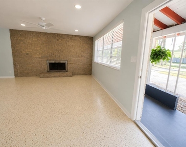 1145 Cordova Avenue - Photo Thumbnail 6