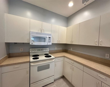 1641 Red Oak Lane - Photo Thumbnail 2