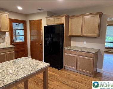 1035 Ridge Avenue - Photo Thumbnail 17