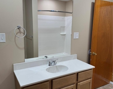 1035 Ridge Avenue - Photo Thumbnail 35