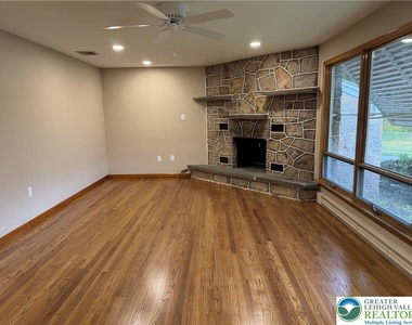 1035 Ridge Avenue - Photo Thumbnail 20