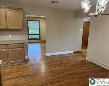 1035 Ridge Avenue - Photo Thumbnail 18