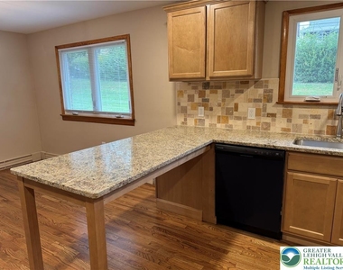 1035 Ridge Avenue - Photo Thumbnail 15