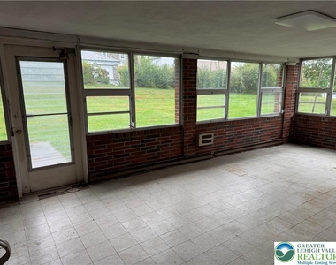 1035 Ridge Avenue - Photo Thumbnail 8