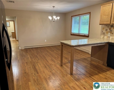 1035 Ridge Avenue - Photo Thumbnail 10