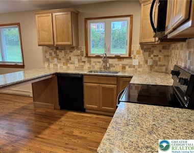 1035 Ridge Avenue - Photo Thumbnail 11