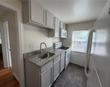 2228 W Allen Street - Photo Thumbnail 7