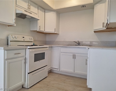 1446 Garden Circle - Photo Thumbnail 3