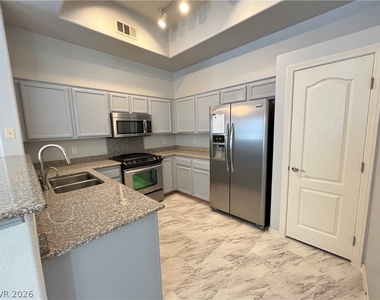 2305 W Horizon Ridge Parkway - Photo Thumbnail 4