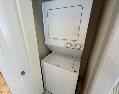2305 W Horizon Ridge Parkway - Photo Thumbnail 16