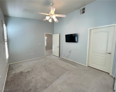 2305 W Horizon Ridge Parkway - Photo Thumbnail 9