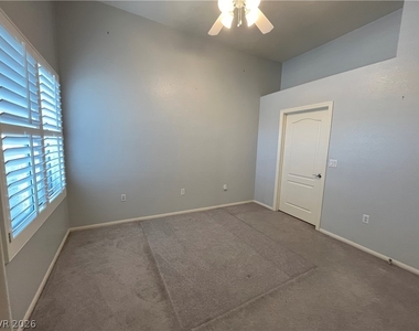 2305 W Horizon Ridge Parkway - Photo Thumbnail 12