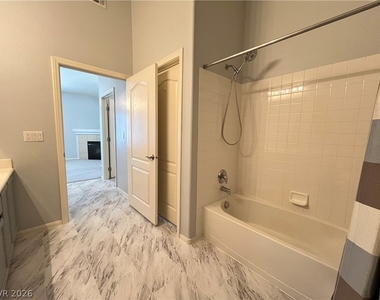 2305 W Horizon Ridge Parkway - Photo Thumbnail 15