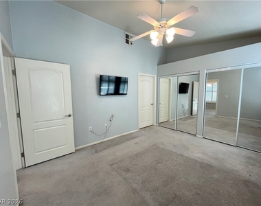 2305 W Horizon Ridge Parkway - Photo Thumbnail 8
