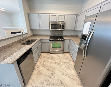 2305 W Horizon Ridge Parkway - Photo Thumbnail 5