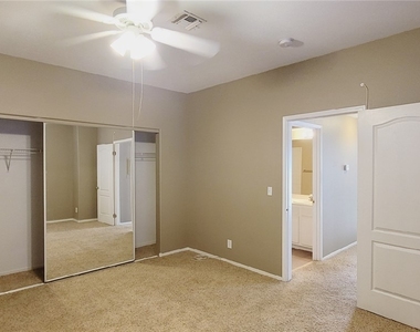 1900 N Torrey Pines Drive - Photo Thumbnail 10