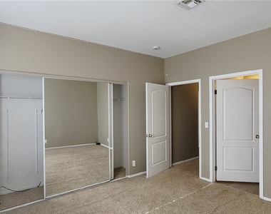 1900 N Torrey Pines Drive - Photo Thumbnail 7