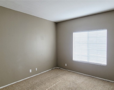 1900 N Torrey Pines Drive - Photo Thumbnail 6