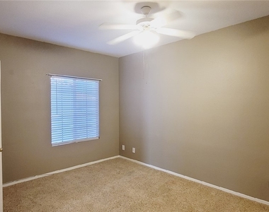 1900 N Torrey Pines Drive - Photo Thumbnail 9