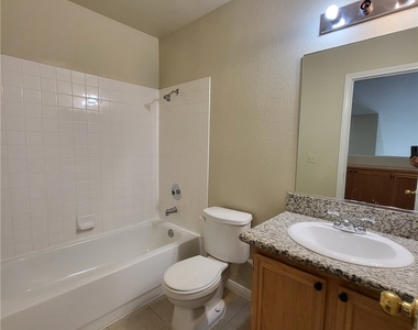 8236 W Rochelle Avenue - Photo Thumbnail 10