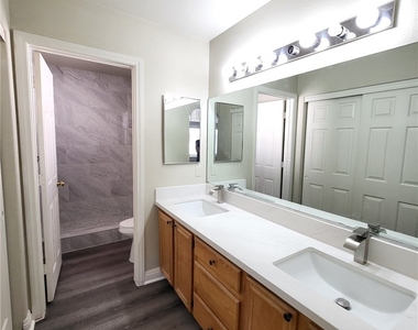 8236 W Rochelle Avenue - Photo Thumbnail 13