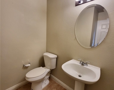 8236 W Rochelle Avenue - Photo Thumbnail 4
