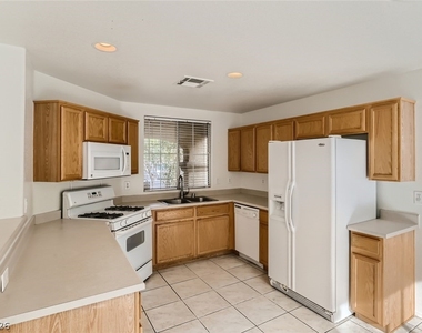 2537 Begonia Valley Avenue - Photo Thumbnail 4