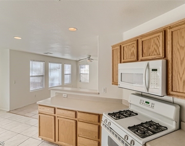 2537 Begonia Valley Avenue - Photo Thumbnail 6