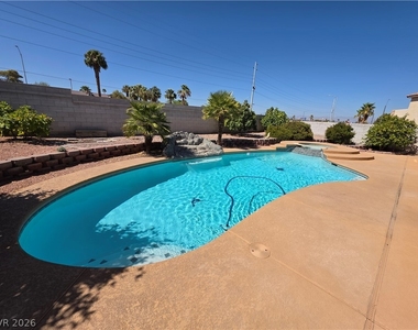 6323 Mahogany Peak Avenue - Photo Thumbnail 15