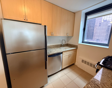 West 48th Street - Photo Thumbnail 3