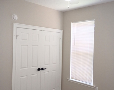 814 11th Street - Photo Thumbnail 13