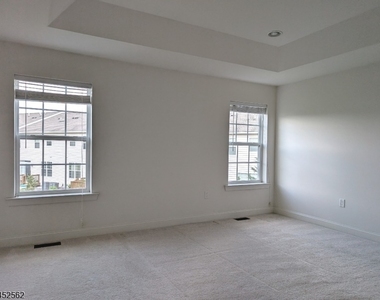 68 Autumn Ln - Photo Thumbnail 4