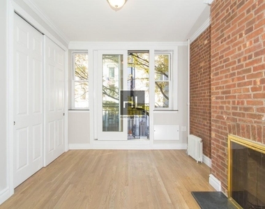 East 7 Street - Photo Thumbnail 4