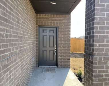 2103 Hialeah Drive - Photo Thumbnail 5