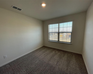 2103 Hialeah Drive - Photo Thumbnail 18