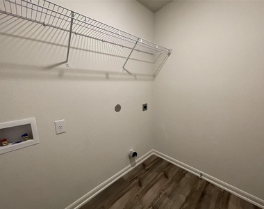 2103 Hialeah Drive - Photo Thumbnail 21