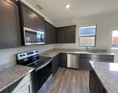 2103 Hialeah Drive - Photo Thumbnail 10