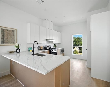 312 N Lancaster Avenue - Photo Thumbnail 11