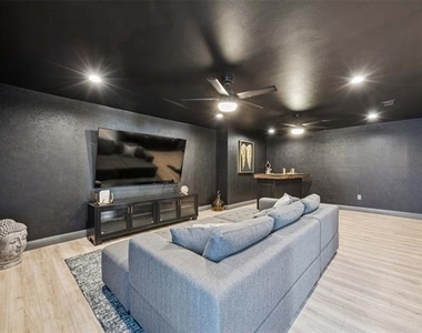 2833 Meadowbrook Drive - Photo Thumbnail 18