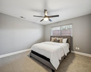 2833 Meadowbrook Drive - Photo Thumbnail 23
