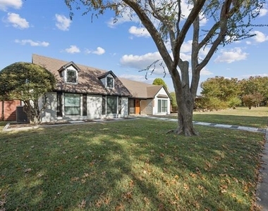 2833 Meadowbrook Drive - Photo Thumbnail 4