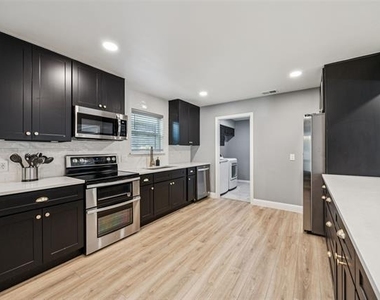 2833 Meadowbrook Drive - Photo Thumbnail 10