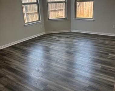 352 Emerald Creek Drive - Photo Thumbnail 6