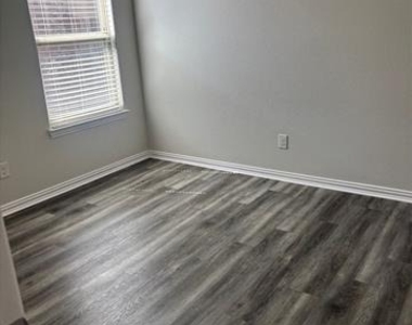 352 Emerald Creek Drive - Photo Thumbnail 9