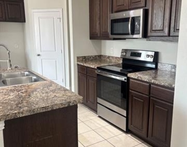 352 Emerald Creek Drive - Photo Thumbnail 5