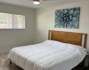 1011 E Ash Drive - Photo Thumbnail 5